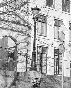 884789 Afbeelding van een klassieke straatlantaarn op de Nieuwegracht ter hoogte van de Hofpoort te Utrecht.